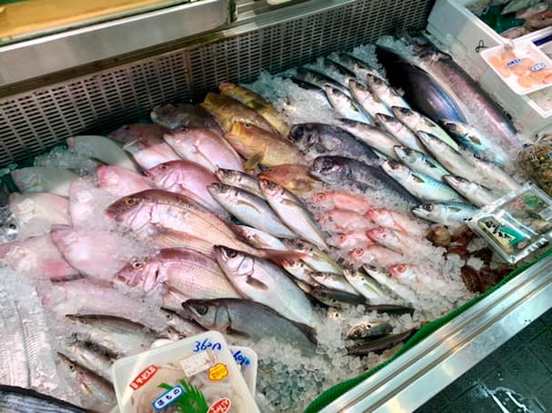 新鮮な魚がずらりと並ぶ「永松ストアー」毎週水曜日はとろ箱サービスも！【久留米市】
