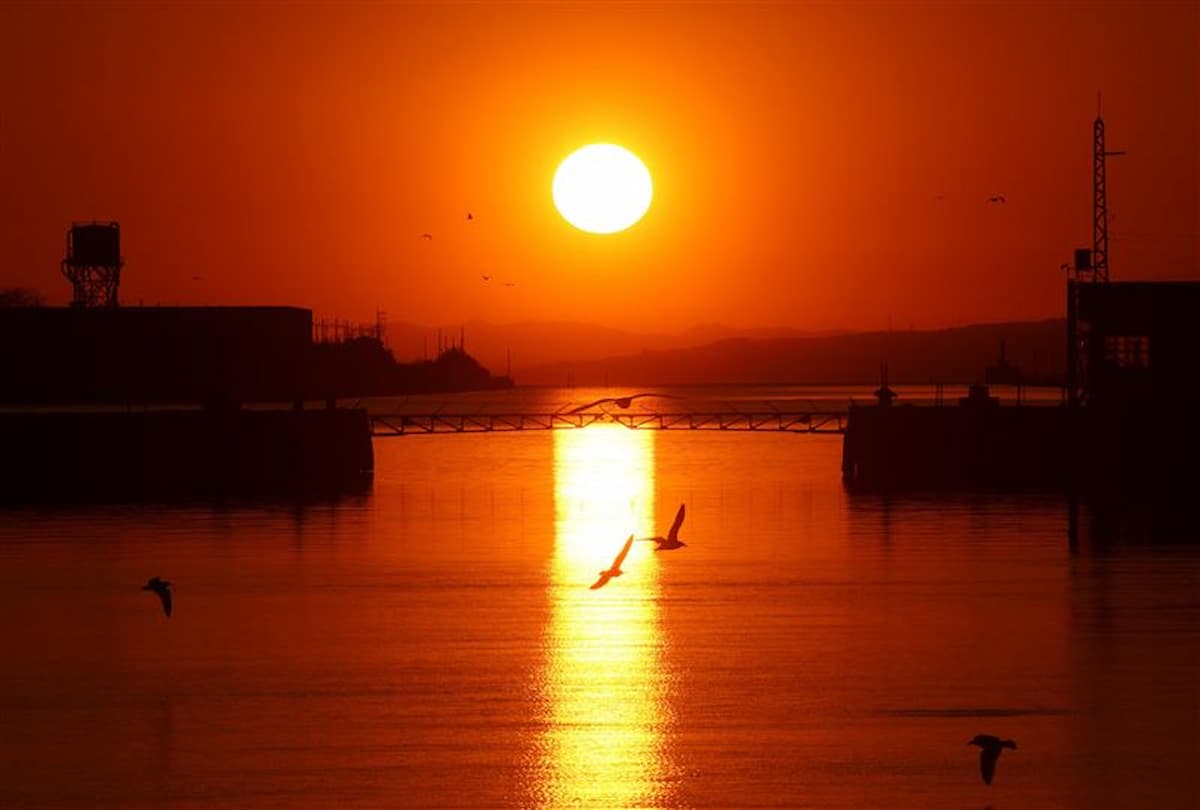 自然が織りなす美しい絶景「光の航路」　世界遺産の三池港で夕陽のショー