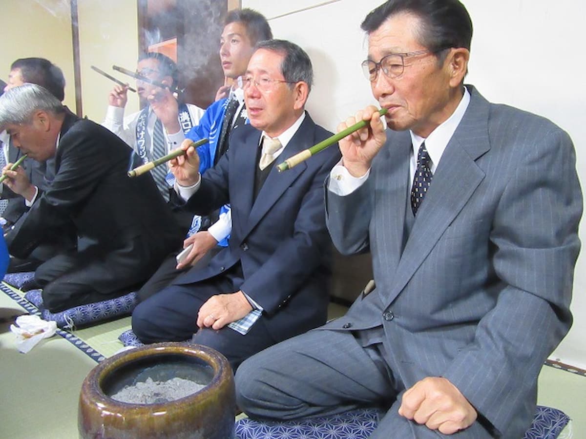 溝口竈門神社のきせる祭りって竹筒でたばこを吸う奇祭が開催される。12月13日（筑後市）