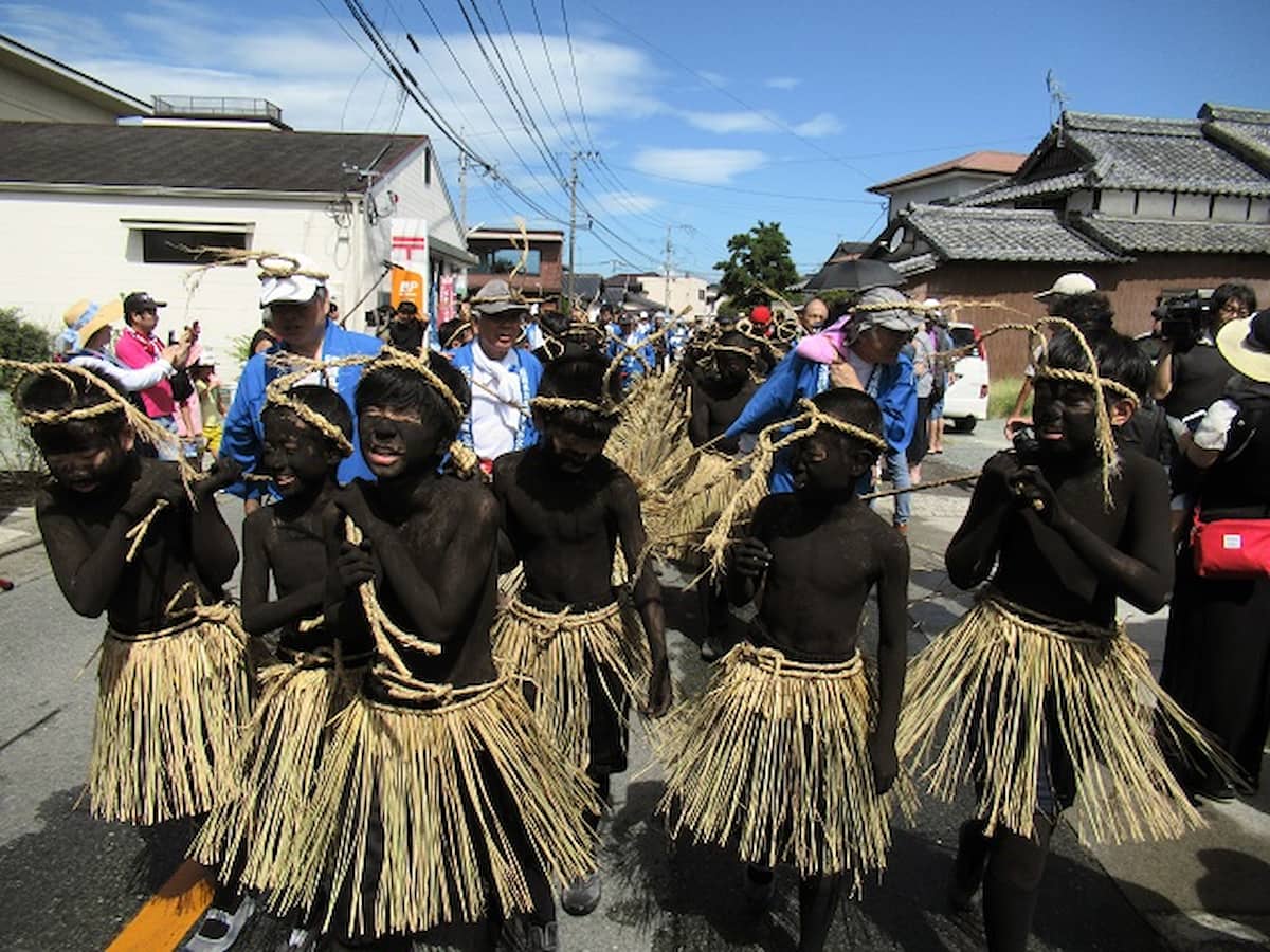 筑後市で「久富盆綱引き」8月14日開催！　黒鬼に扮した子供たちが大綱を引きまわして練り歩く奇祭
