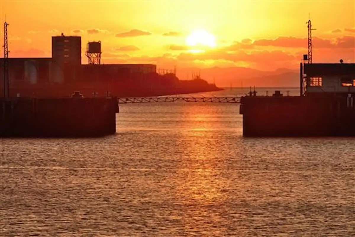 世界遺産 三池港の絶景「光の航路」 　この時期だけの貴重な夕陽のショー