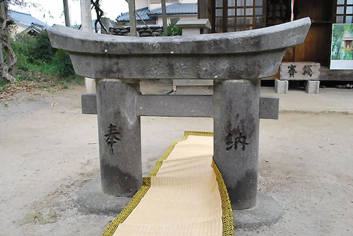 粟島神社大祭が3年ぶりに3月3日開催　高さ35cmの鳥居を腹ばいでくぐって祈願（筑後市）