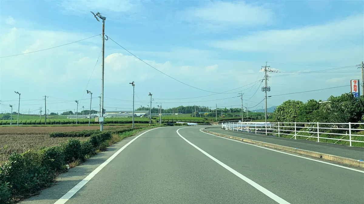 県道唐尾広川線の道路新設工事が完成しとる。八女の茶畑の真ん中を通る道が快適！