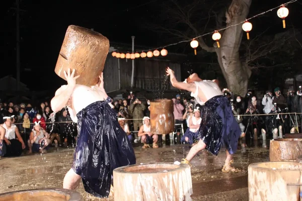 伝統行事「三池の臼（水）かぶり」　厳冬のなか約80キロの臼で水をかぶる大牟田の奇祭！