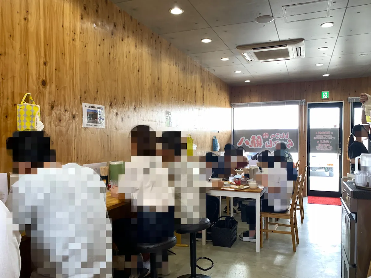 らーめん航八の店内