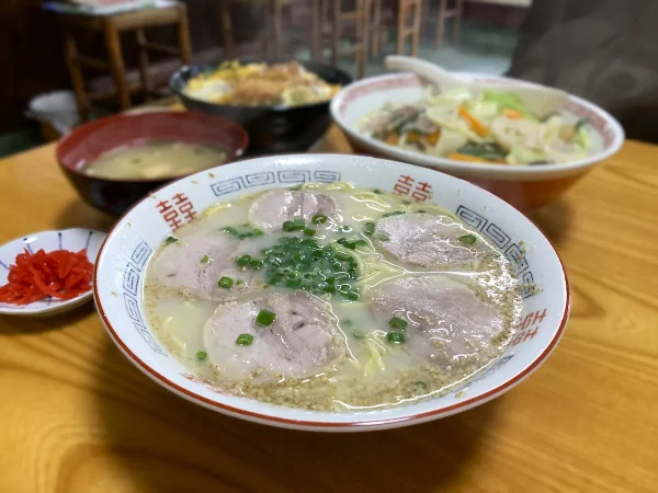 「ふく徳食堂」の昭和レトロな雰囲気のなかで食すラーメンとチャンポンとカツ丼