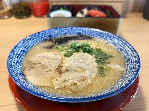 らーめん一二三 筑後店の豚骨ラーメンと明太重のセットを食す