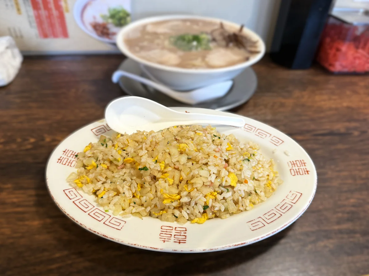 くいよい軒の昔ながらの製法で作るラーメンと焼きめしを食す（久留米市）