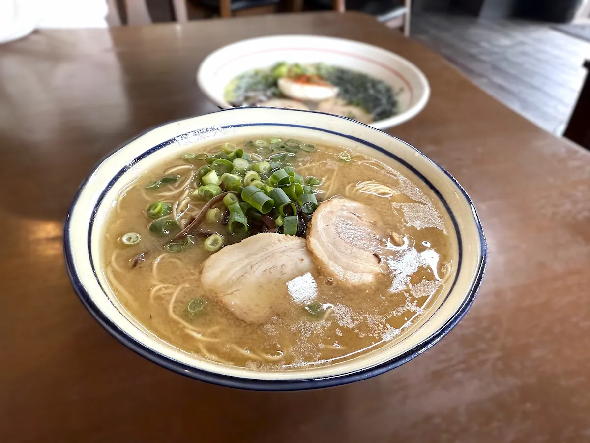 「めん処 龍の群れ」のとんこつラーメンとあおさ塩ラーメン、特製ちゃんぽんとピリ辛高菜チャーハンを食す（筑後市）