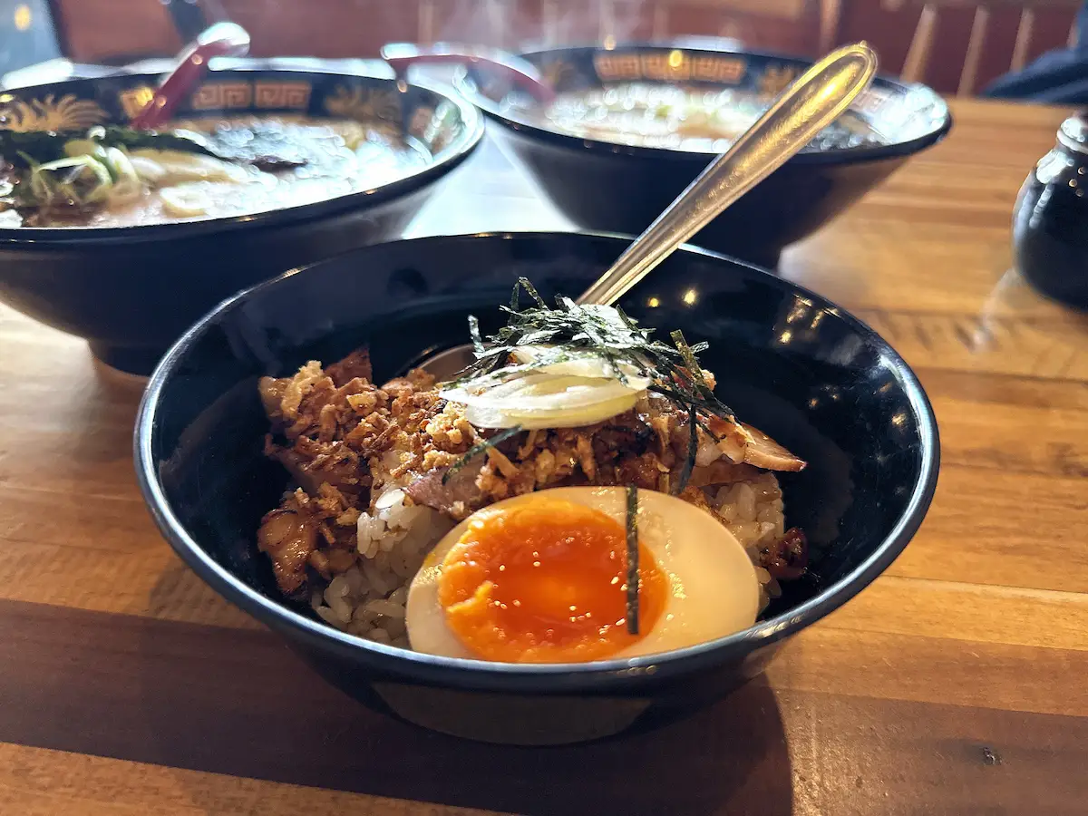 きてんのカリ玉丼