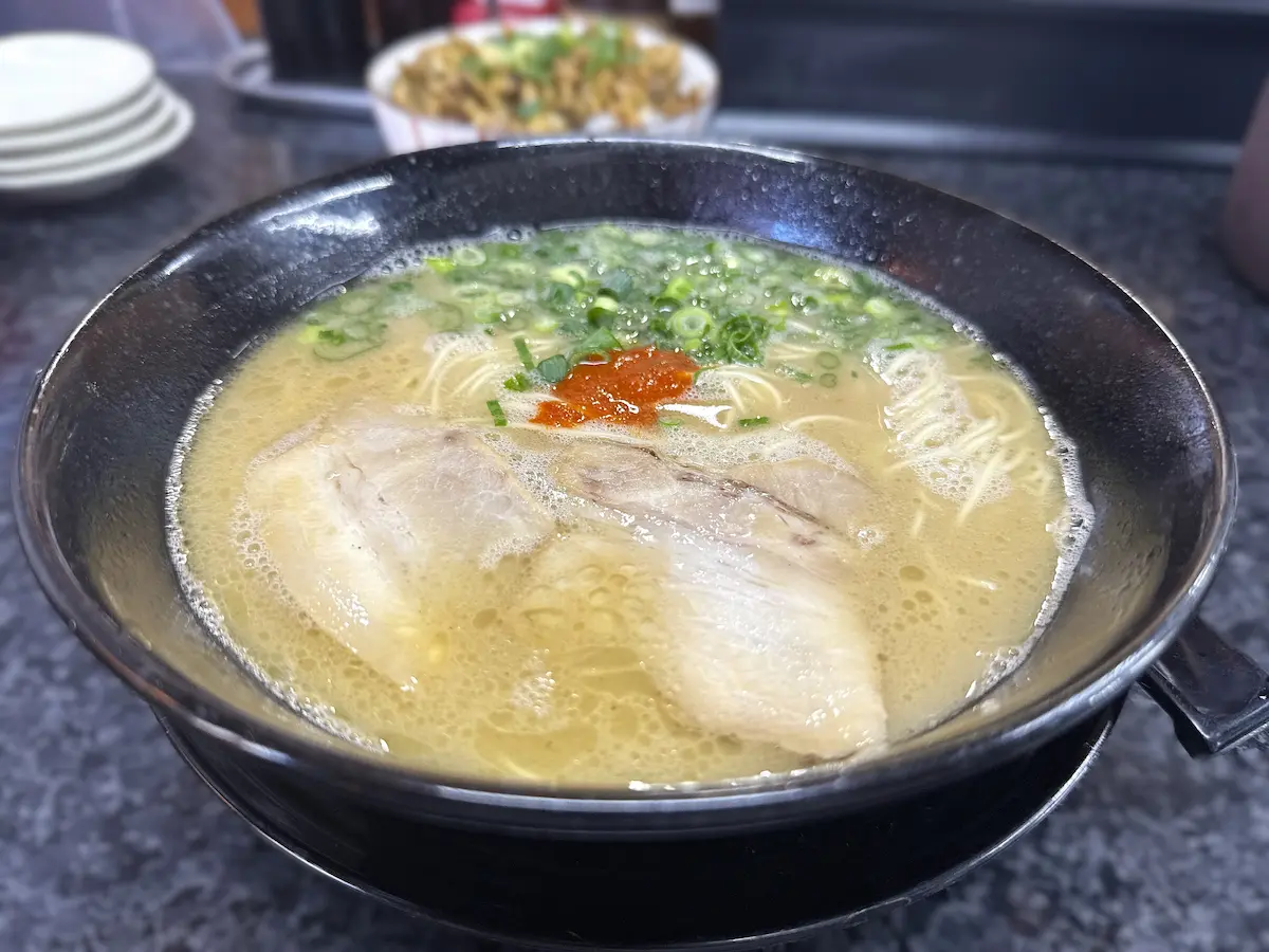 トモきんラーメンのコスパ良い豚骨ラーメンとまかない飯のセットを食す（大牟田市）