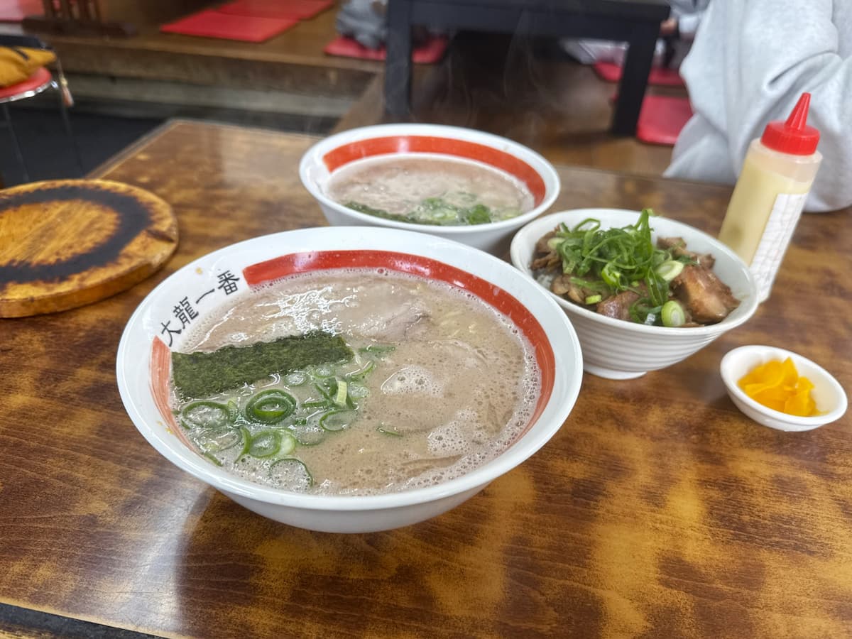 大龍一番 八女店のラーメンとチャーシュー丼と鉄鍋餃子を食す（八女市）