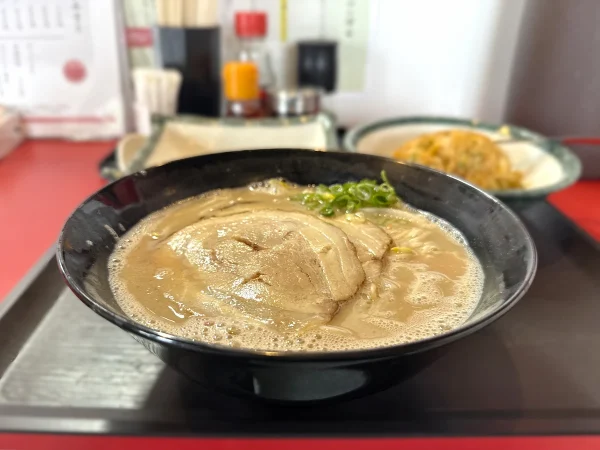 麺屋くぅの白ラーメンと半チャーハンを食す（久留米市三潴町）