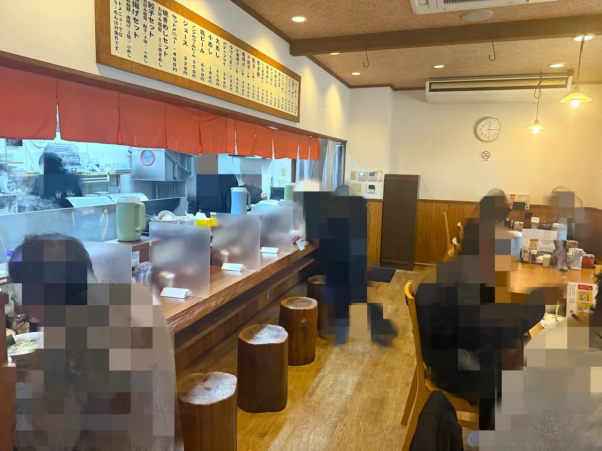 富龍ラーメンの店内