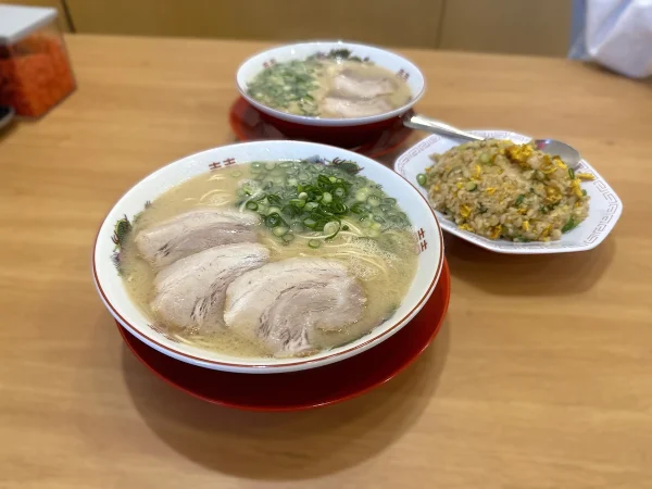 笑麺一慶の大ラーメンと焼きめしとギョーザを食す（筑後市）
