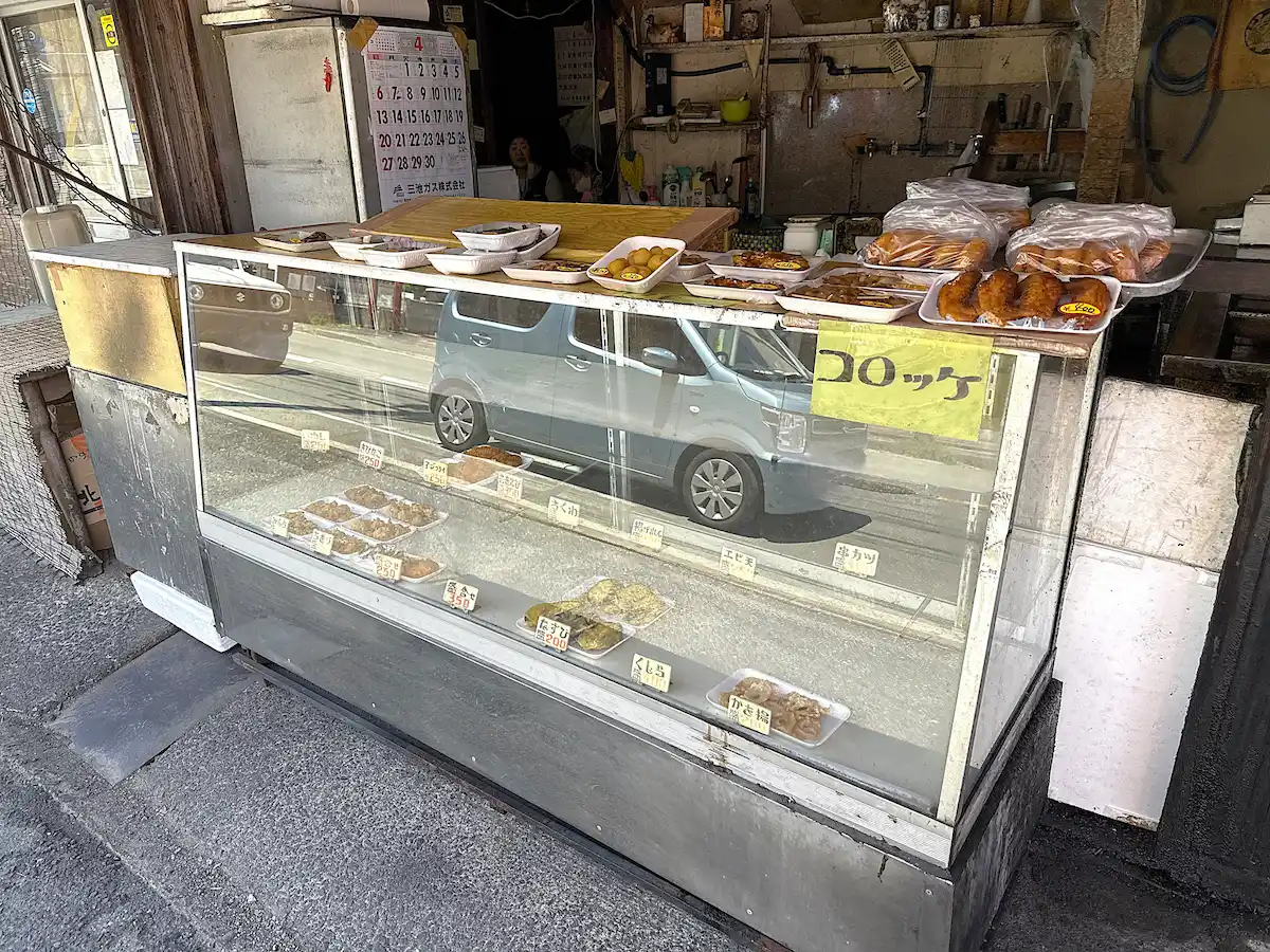中上そう菜天ぷら店のショーケースに並べられた総菜