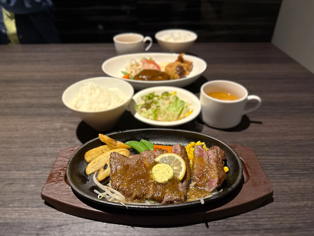 「レストラン マトロ」の個室でステーキランチと本日のお肉ランチとお子様ランチを食す(大牟田市)