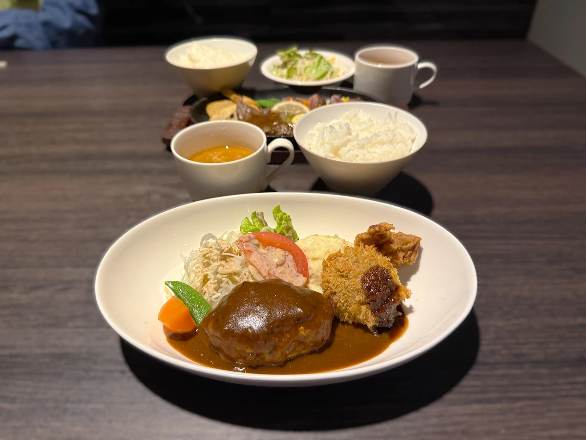 レストラン マトロの本日のお肉ランチ（ハンバーグとチキンの竜田揚げ コロッケ添え）
