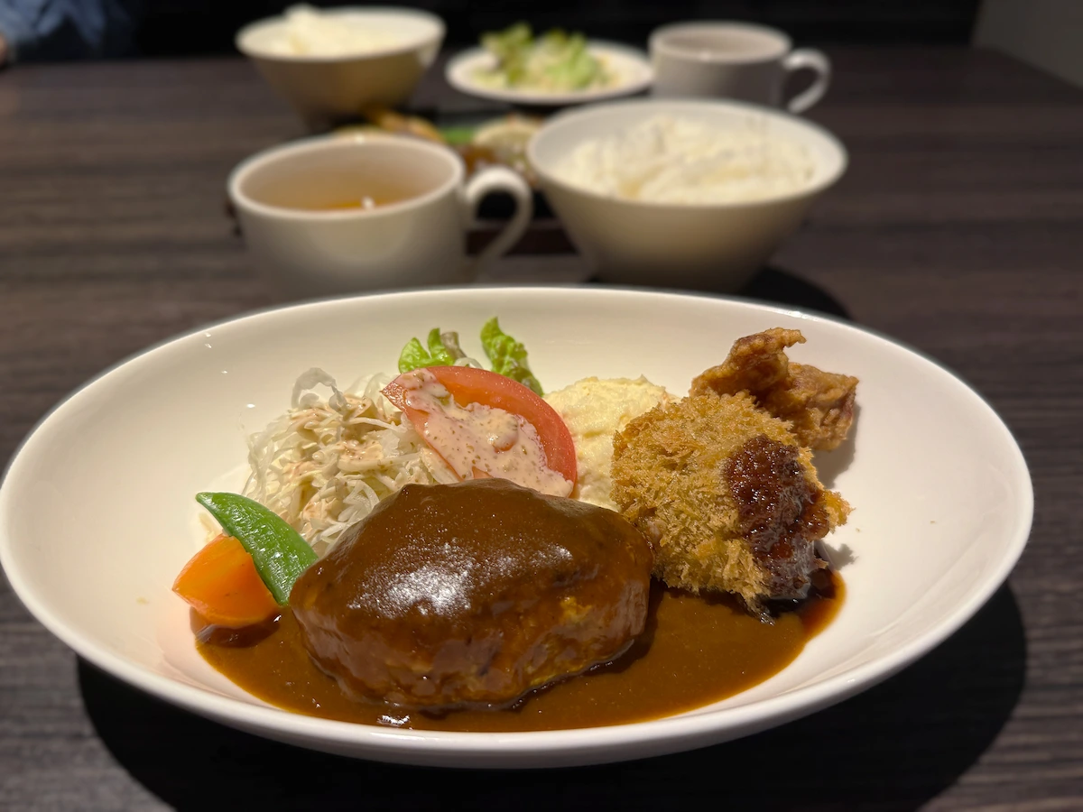 レストラン マトロの本日のお肉ランチ（ハンバーグとチキンの竜田揚げ コロッケ添え）