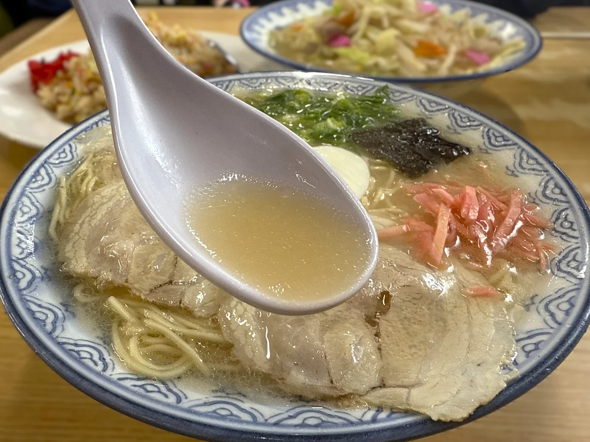 丸好食堂の大盛ラーメン
