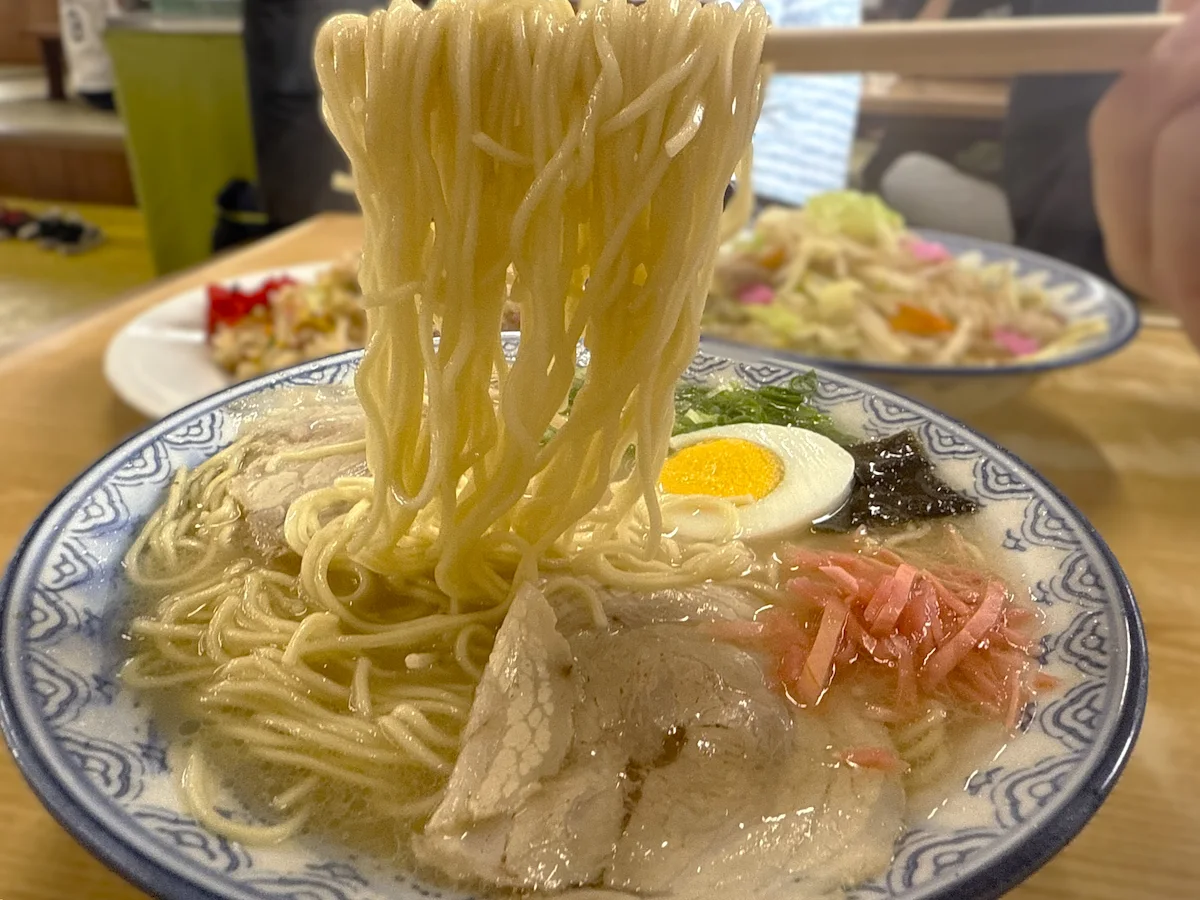 丸好食堂の大盛ラーメン