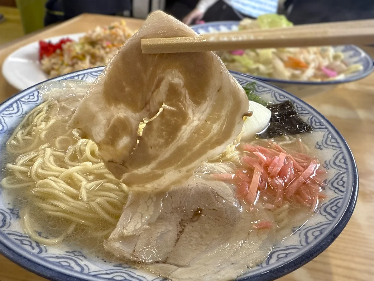 丸好食堂の大盛ラーメン