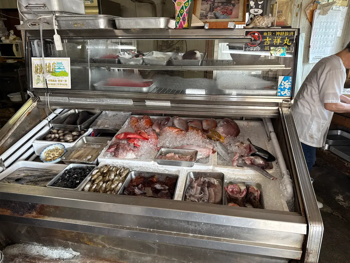 「城後鮮魚店」の店内