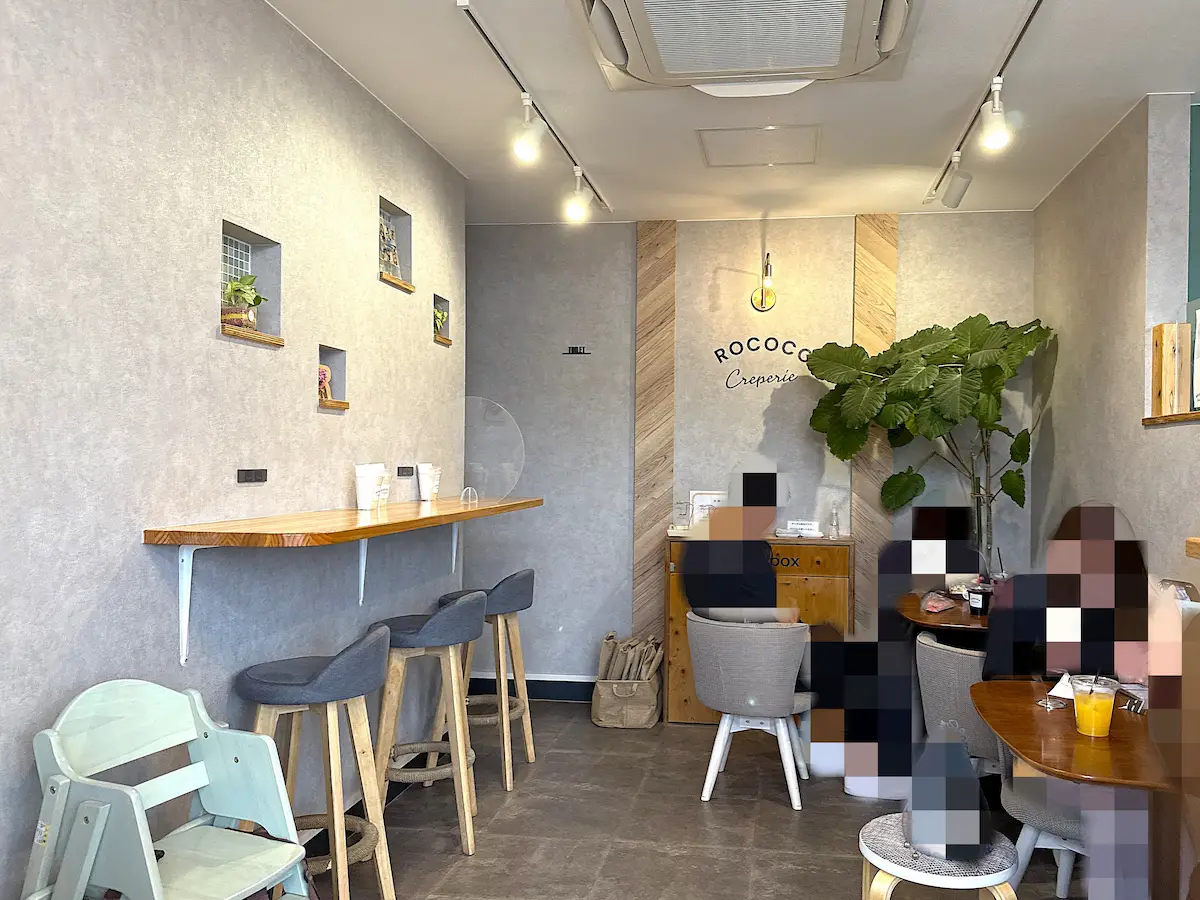 ROCOCOcreperieの店内