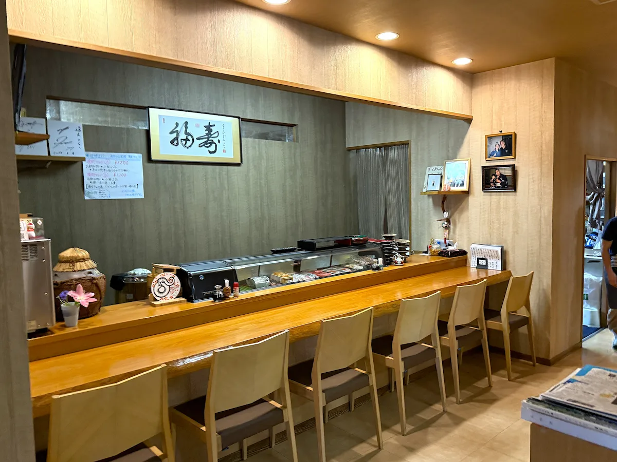 すし庵 すずめの店内