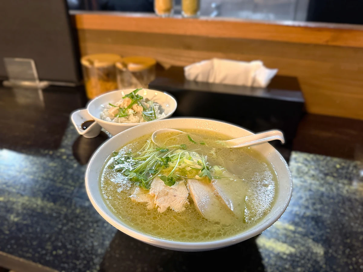 「ラーメン・豚足 太吉」の女性店主が作る絶品鶏ガラ塩ラーメンと鶏しらす丼を食す（久留米市）