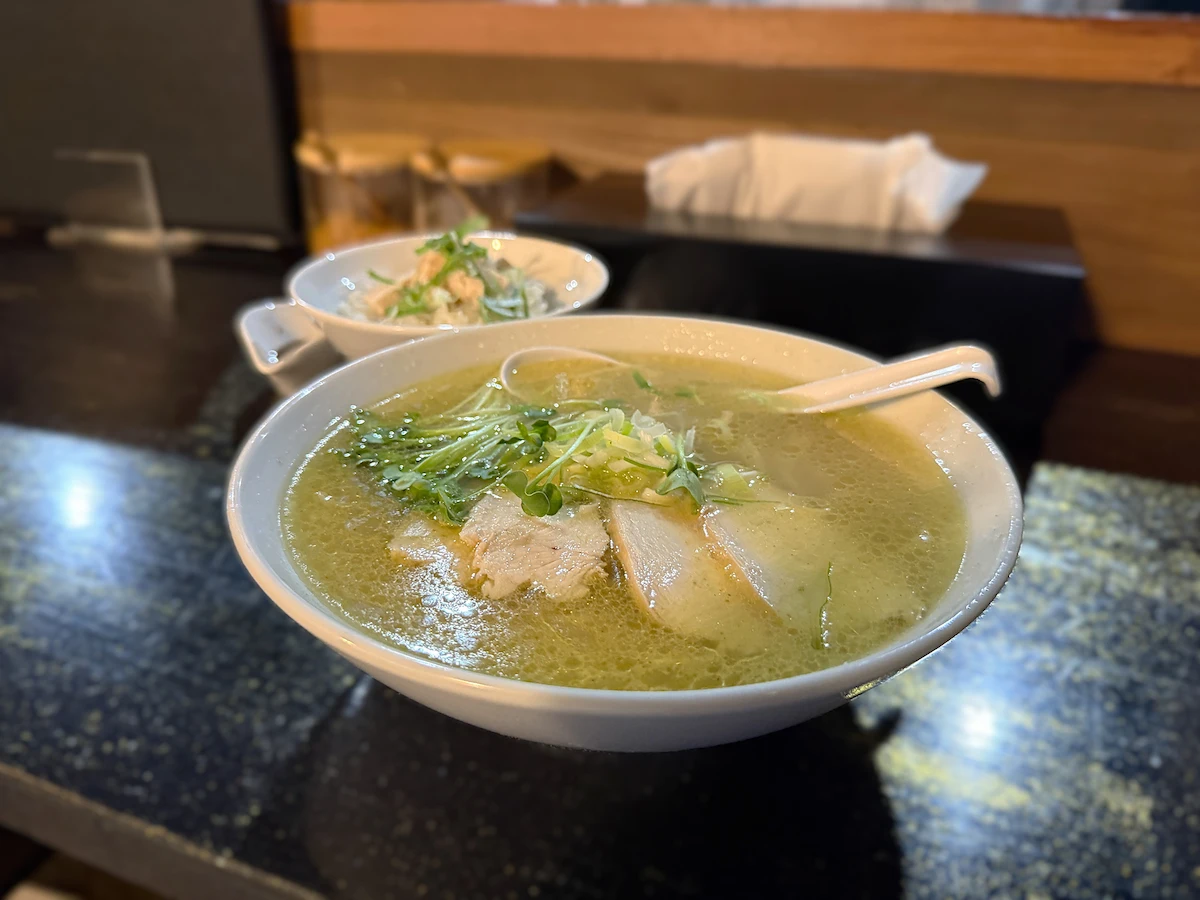 「ラーメン・豚足 太吉」の鶏ガラ塩ラーメン