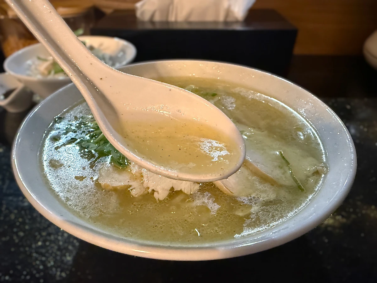 「ラーメン・豚足 太吉」の鶏ガラ塩ラーメン