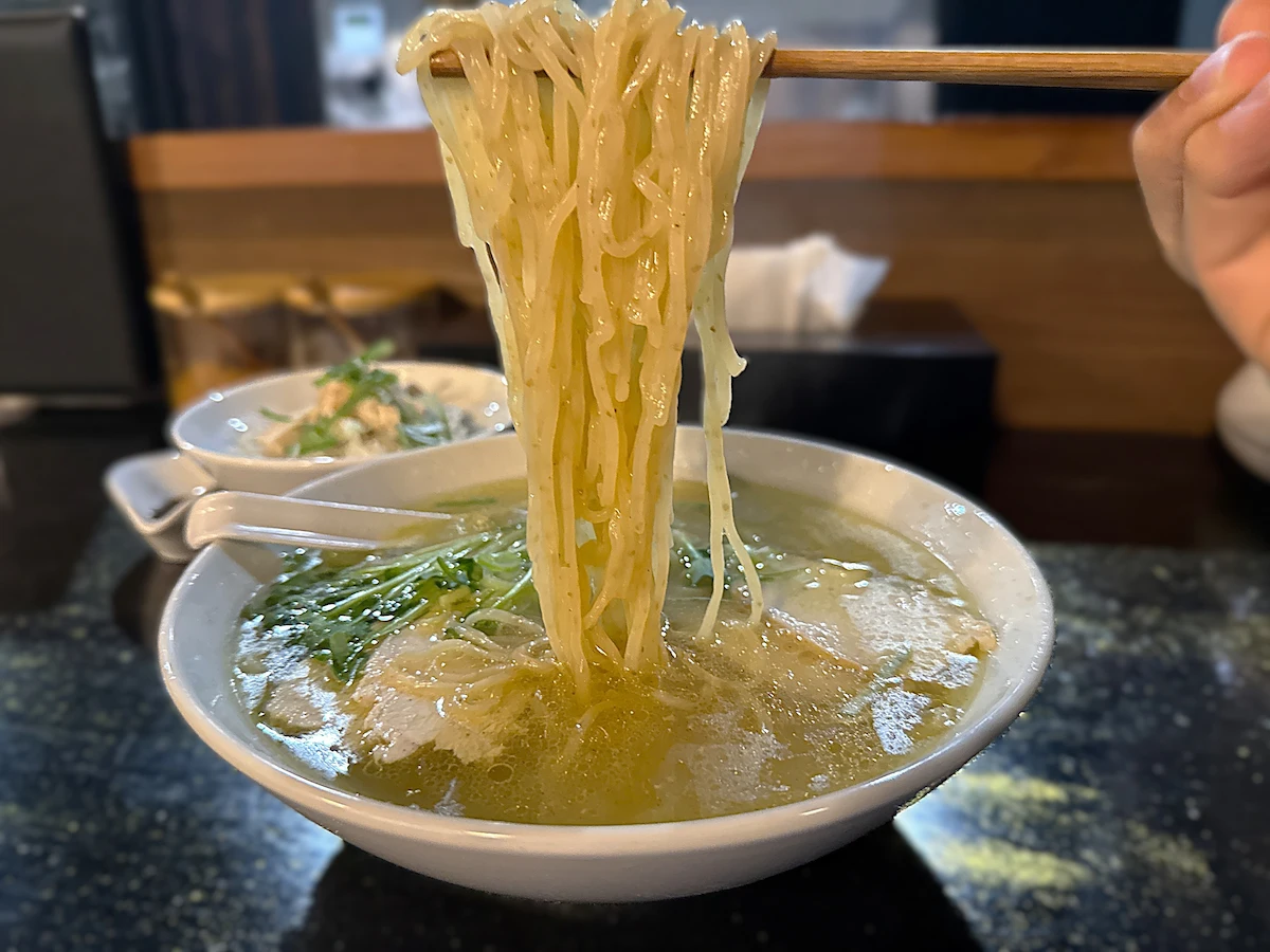 「ラーメン・豚足 太吉」の鶏ガラ塩ラーメン