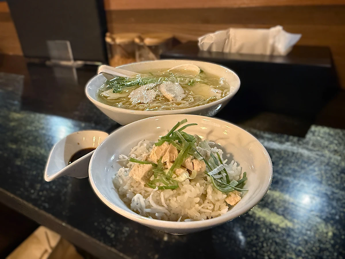 「ラーメン・豚足 太吉」の鶏シラス丼