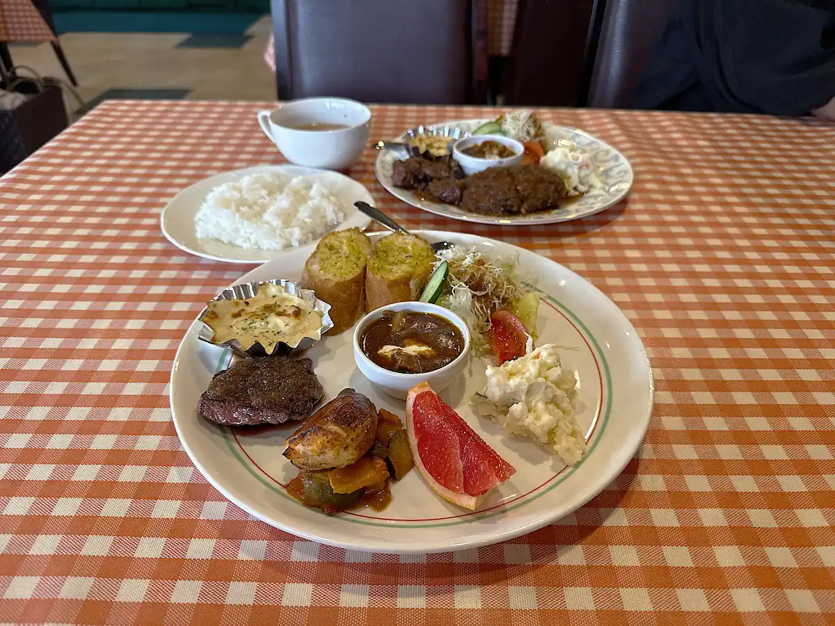 「びーふ亭」の肉をたっぷり堪能できるCランチと品数豊富なレディースランチを食す（八女市）