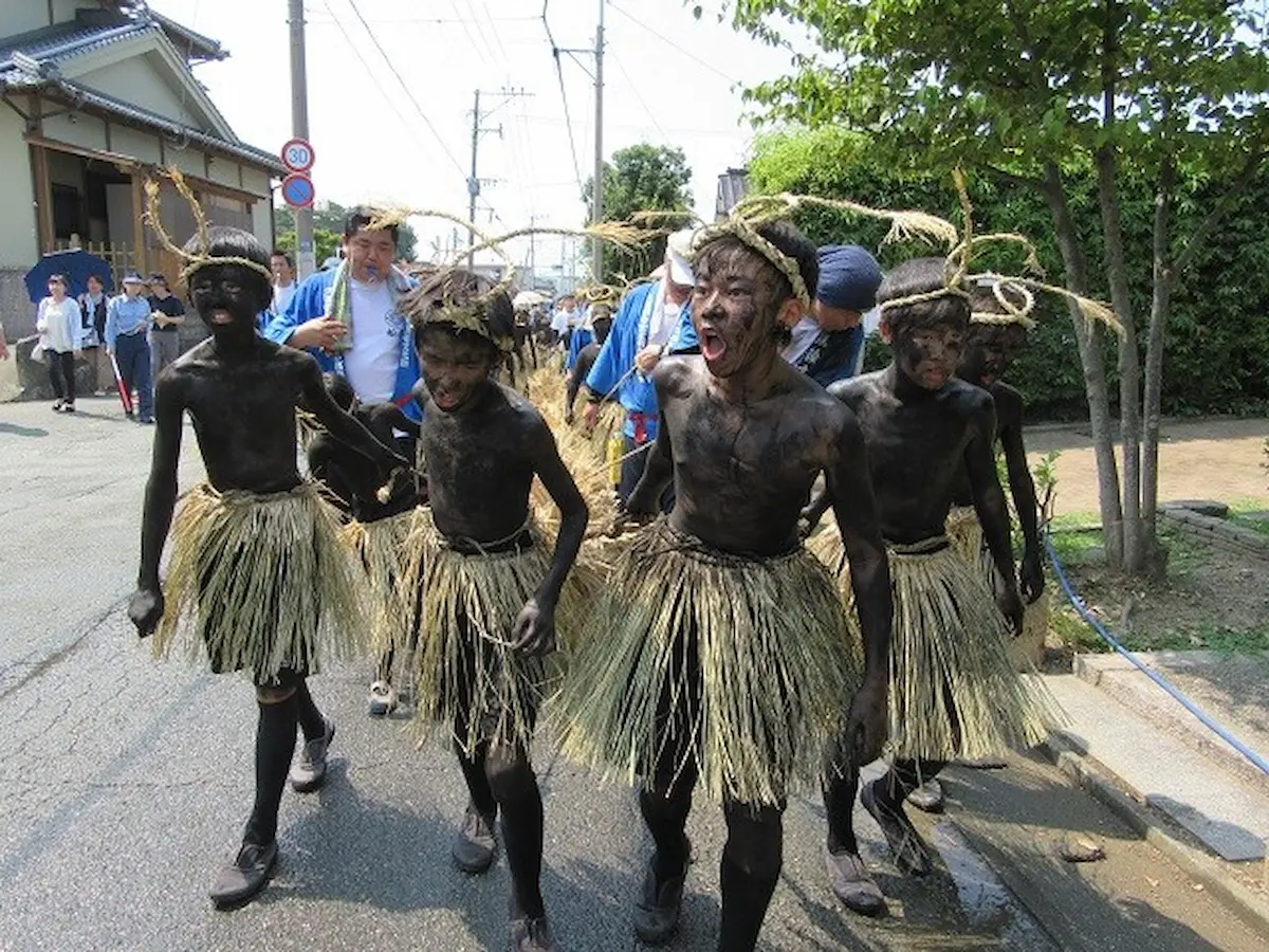 筑後市「久富盆綱曳き」　子供たちが黒鬼に扮して大綱を引いて練り歩く奇祭（福岡県無形民俗文化財）