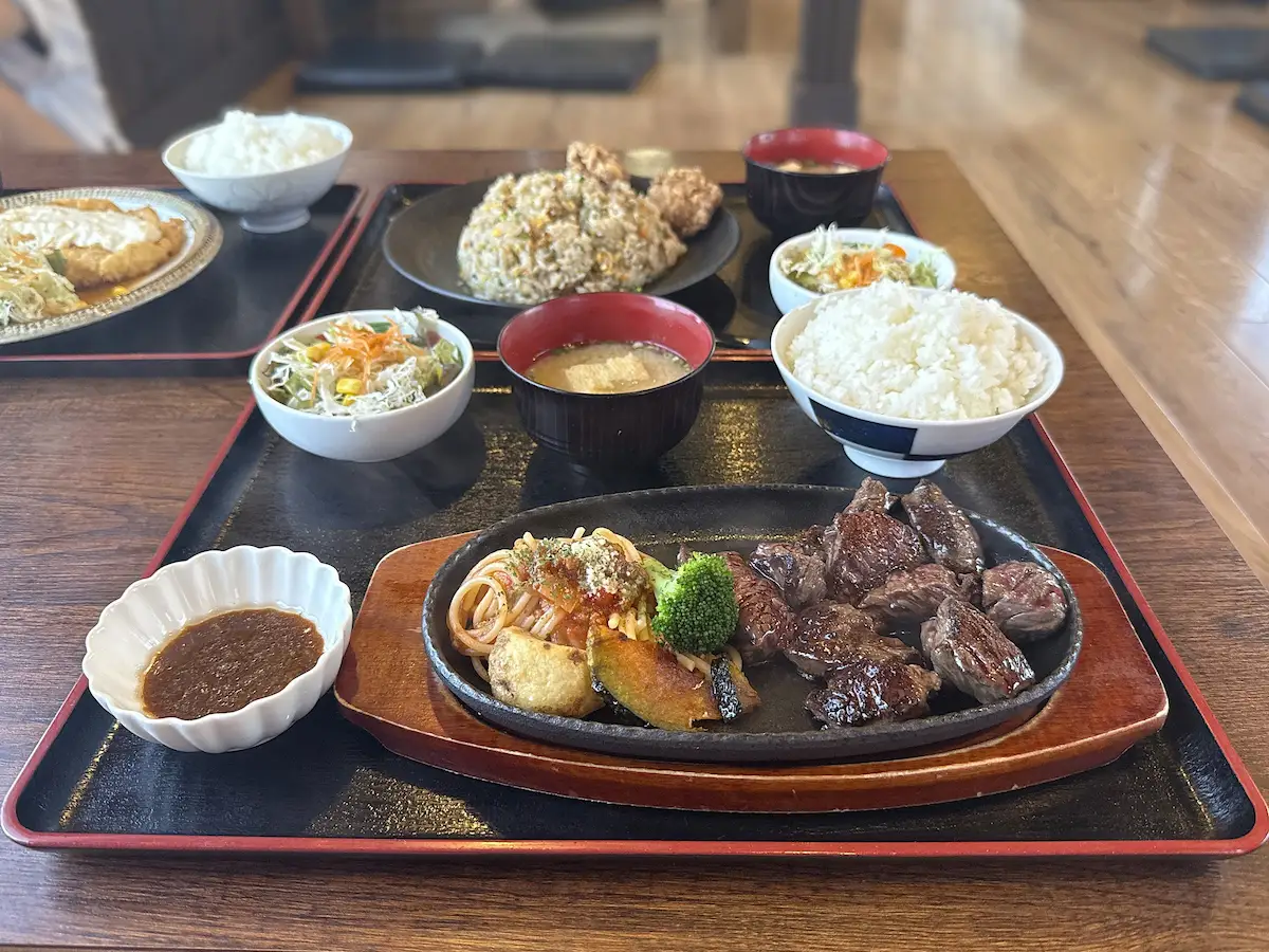 「炭火焼もみじ」のステーキ定食（150g）