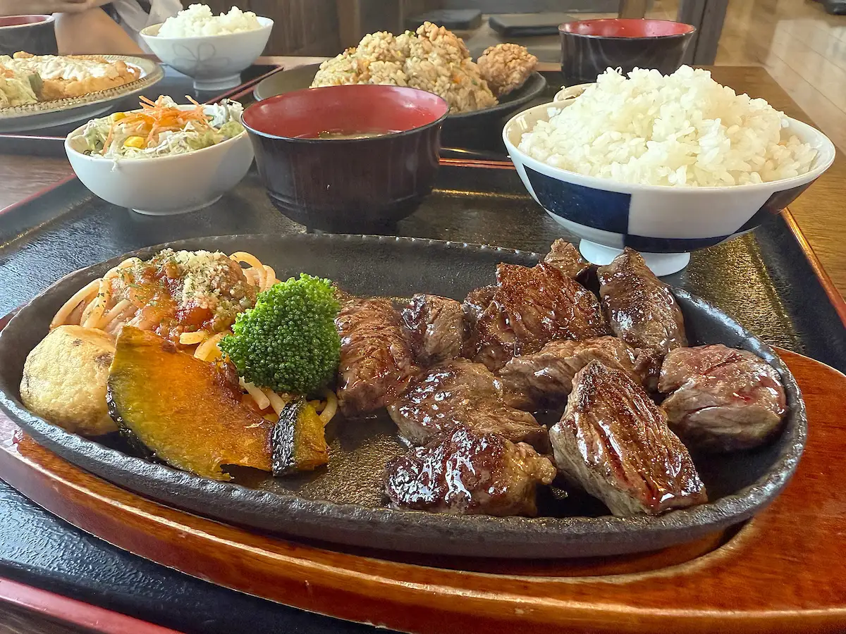 「炭火焼もみじ」のステーキ定食（150g）