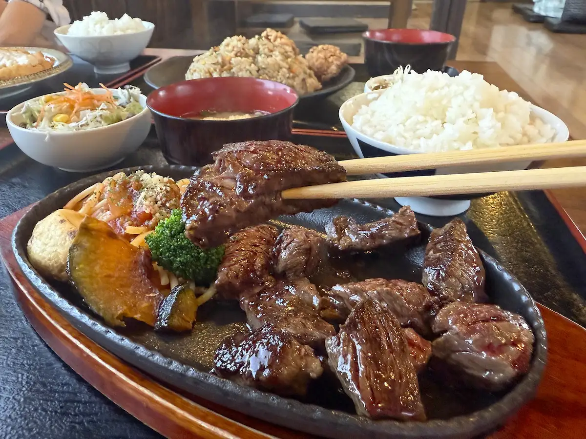 「炭火焼もみじ」のステーキ定食（150g）