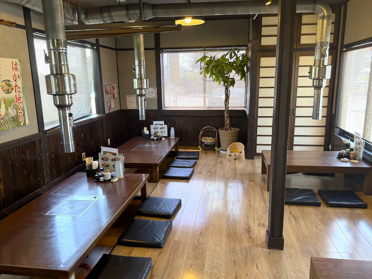 「炭火焼もみじ」の店内