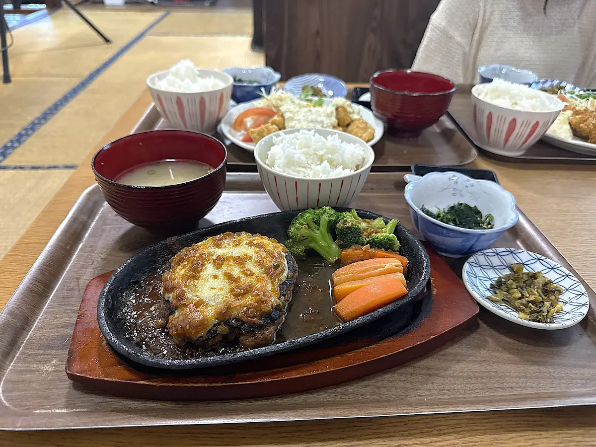 喜楽家食堂のチーズハンバーグ定食