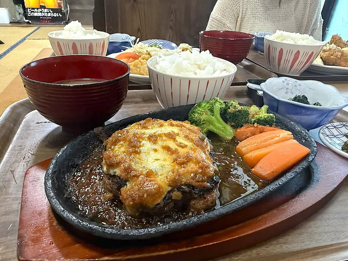 喜楽家食堂のチーズハンバーグ定食