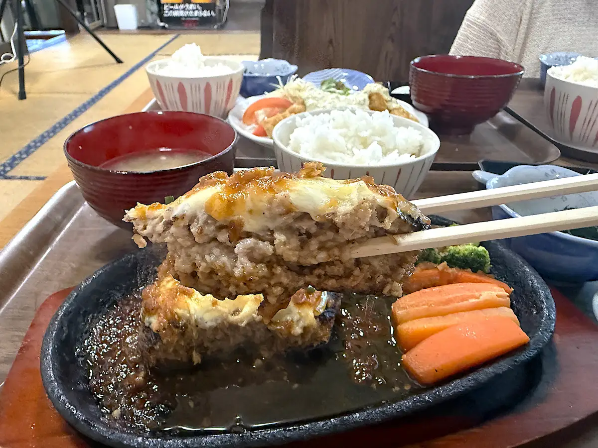 喜楽家食堂のチーズハンバーグ定食