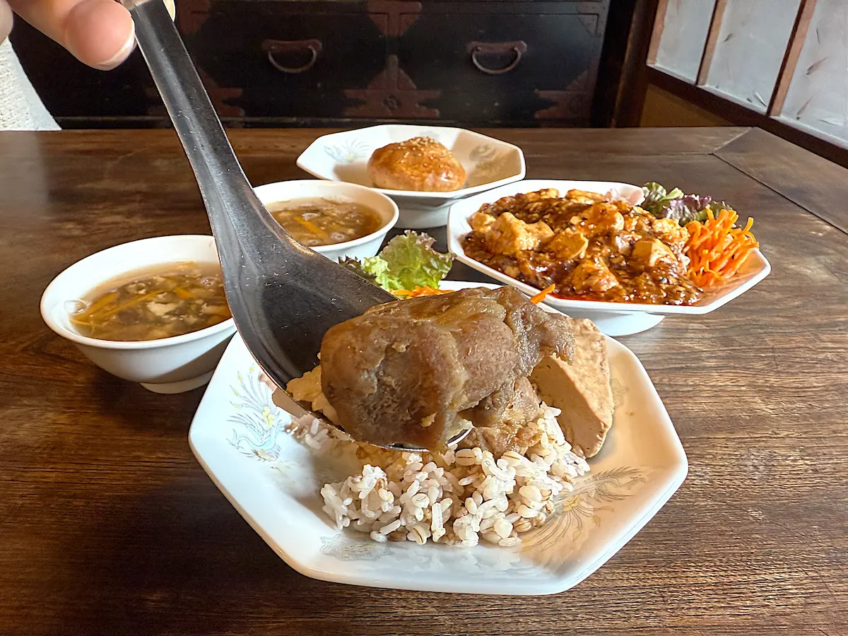 「八女里山的台湾飯店 kumu」の里山爌肉飯（クァンローハン）