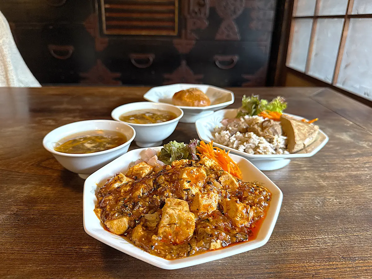 「八女里山的台湾飯店 kumu」の里山麻婆丼（マーボードン）