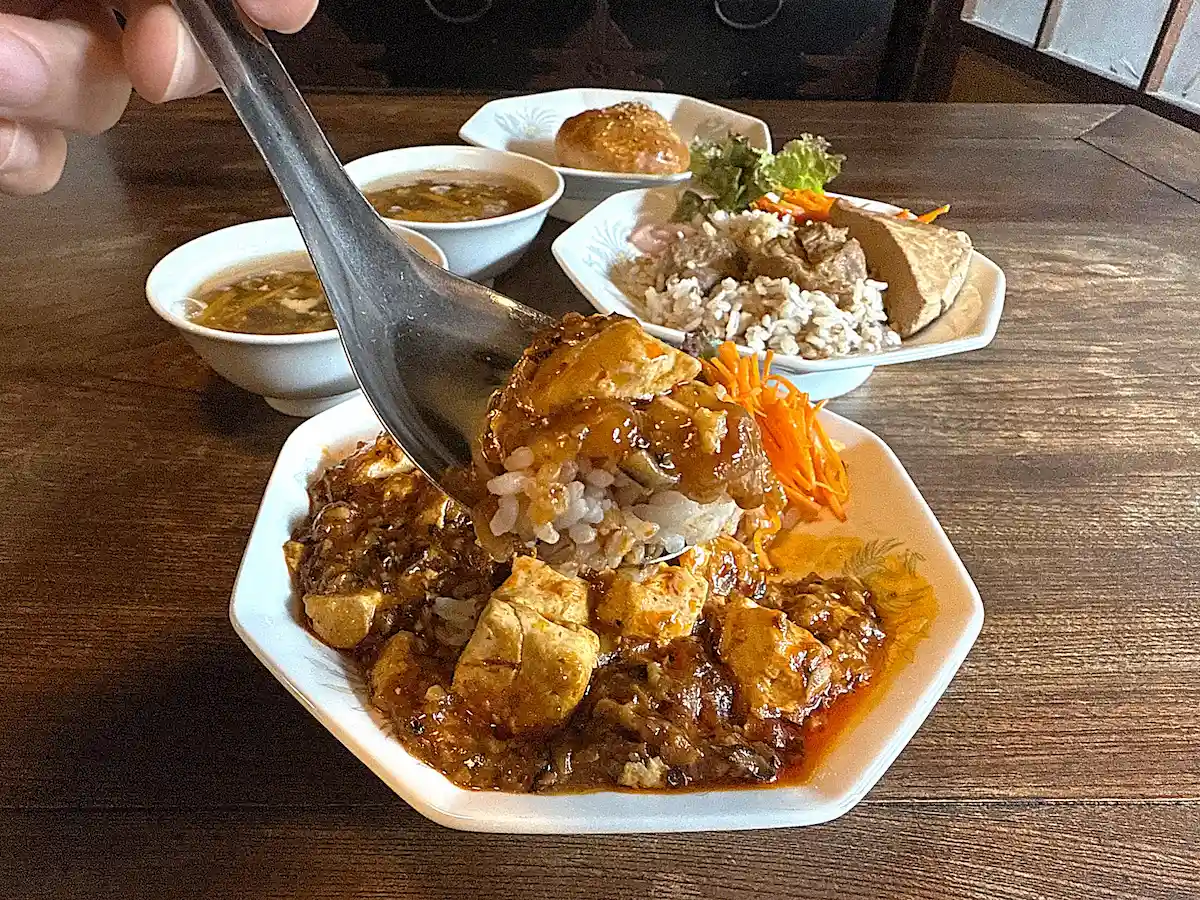 「八女里山的台湾飯店 kumu」の里山麻婆丼（マーボードン）