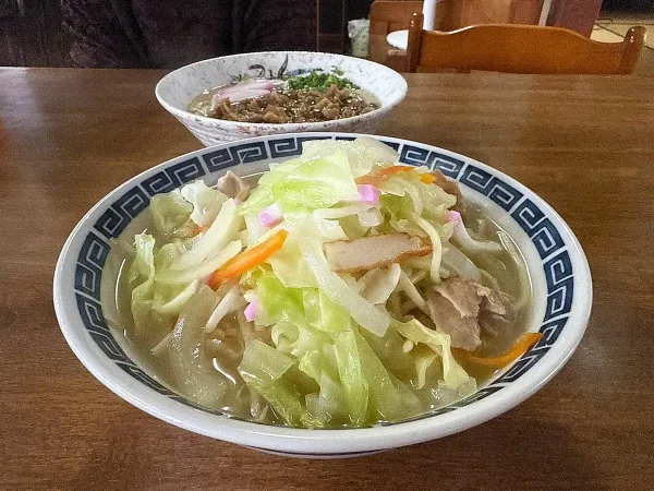 富士食堂のやさしい味わいのチャンポンと肉うどんを食す（八女市）