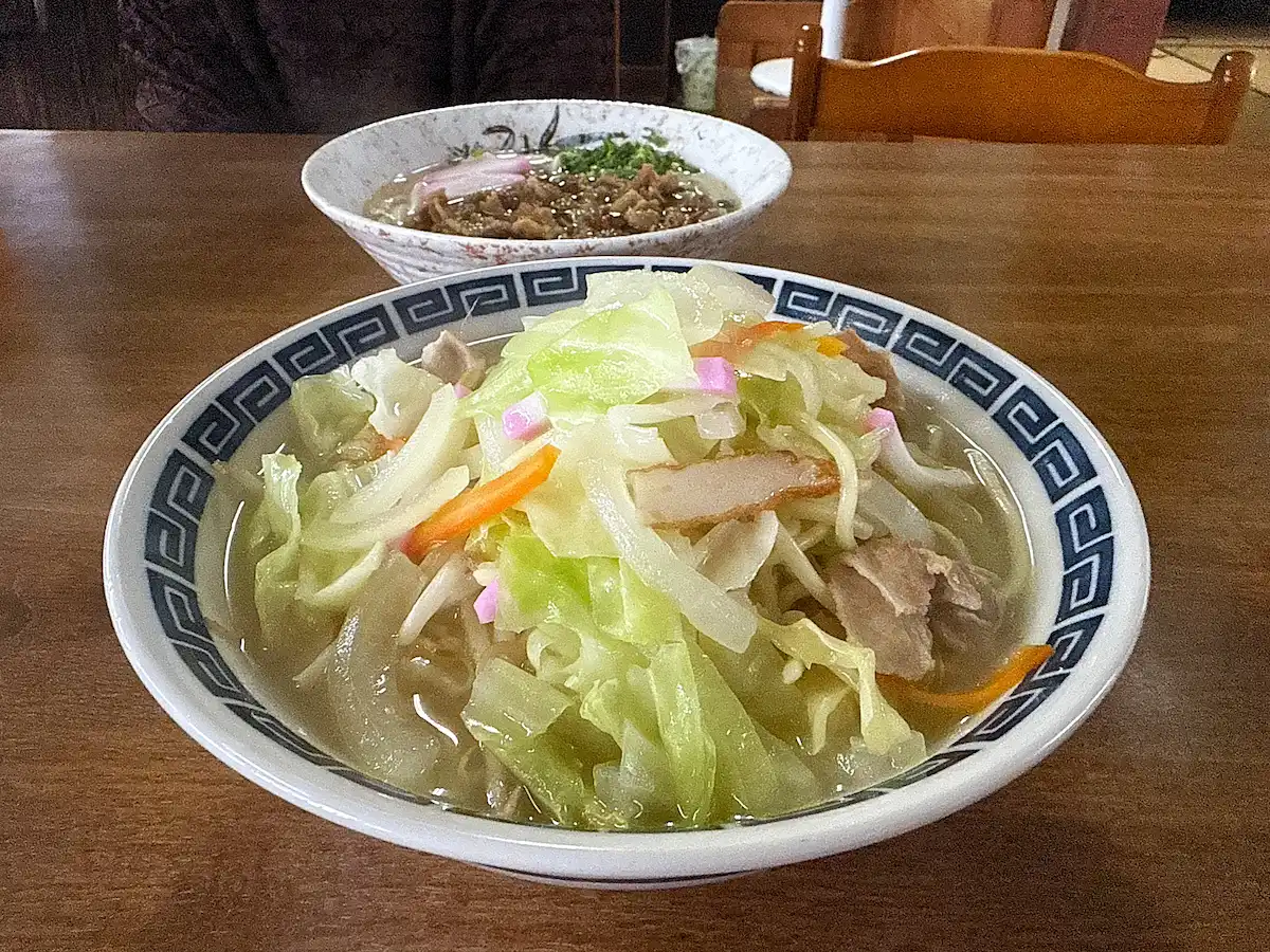 富士食堂のやさしい味わいのチャンポンと肉うどんを食す(八女市)