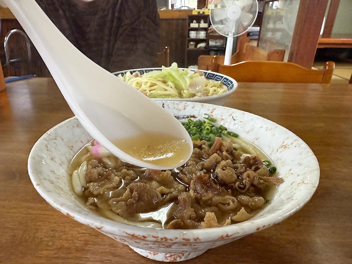 「富士食堂」の肉うどん②