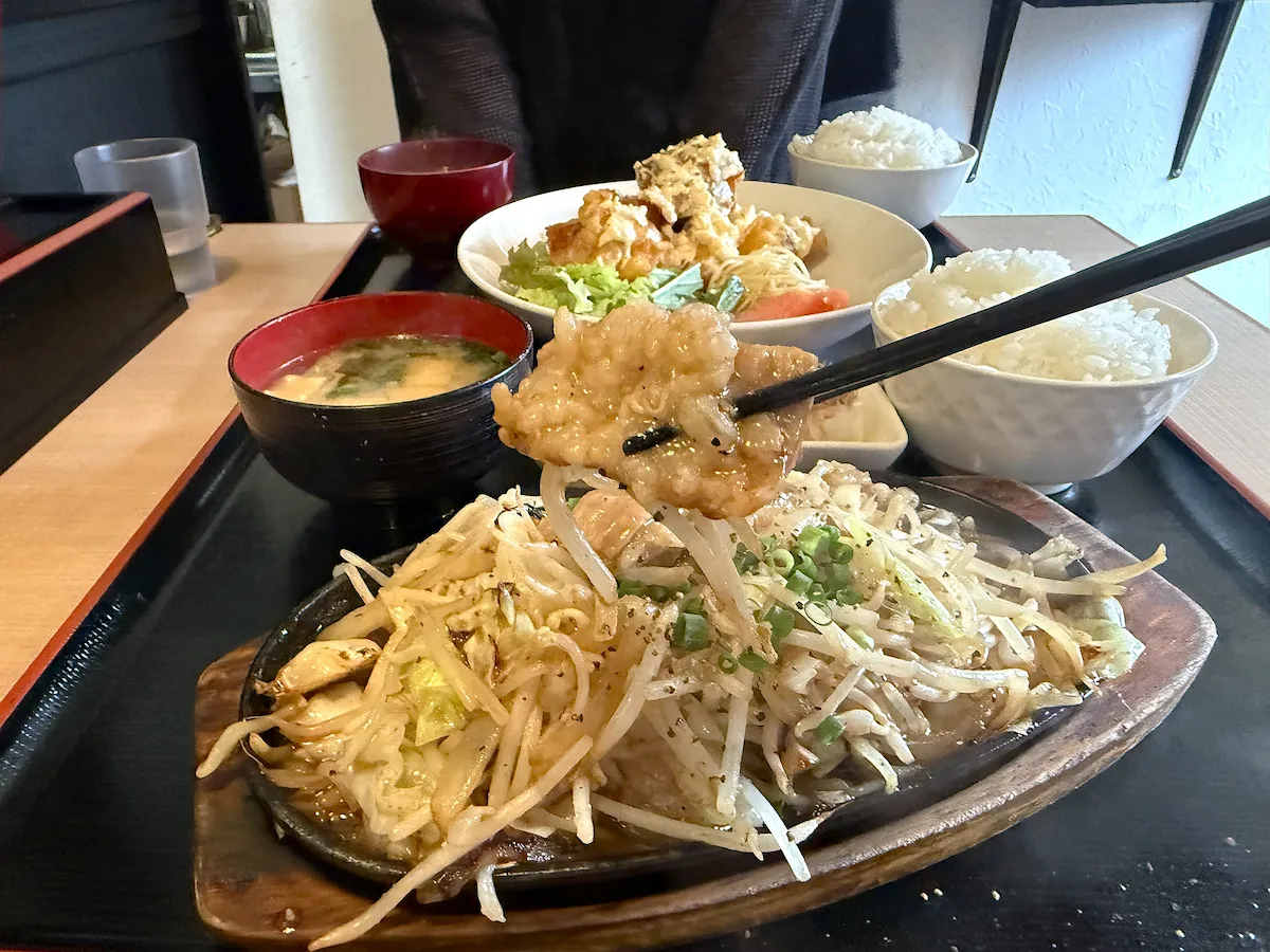 「三橋食堂」のホルモン定食（塩ダレ）
